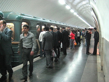 Bakıda 25 yaşlı oğlan özünü metro qatarının altına atıb