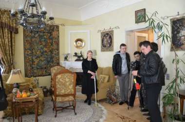 Timoşenko jurnalistlərə məşhur villasını göstərdi