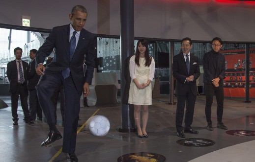 Prezident robotla futbol oynadı – Video