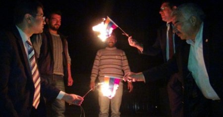 Azərbaycanlılar erməni bayrağını yandırdılar – FOTOLAR
