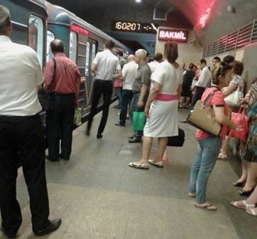 Bakı metrosunda qatarlar üz-üzə gəldi