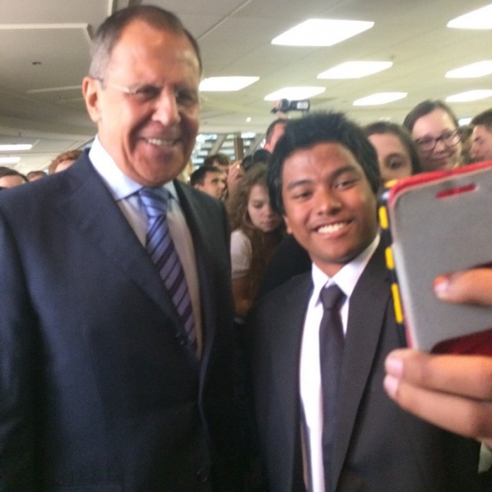 Daha bir siyasətçi “selfie” çəkdirdi