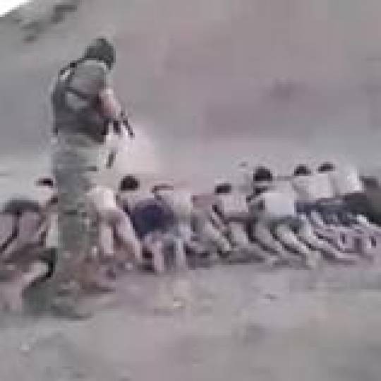İŞİD əsirləri belə güllələdi-Video(18 +)