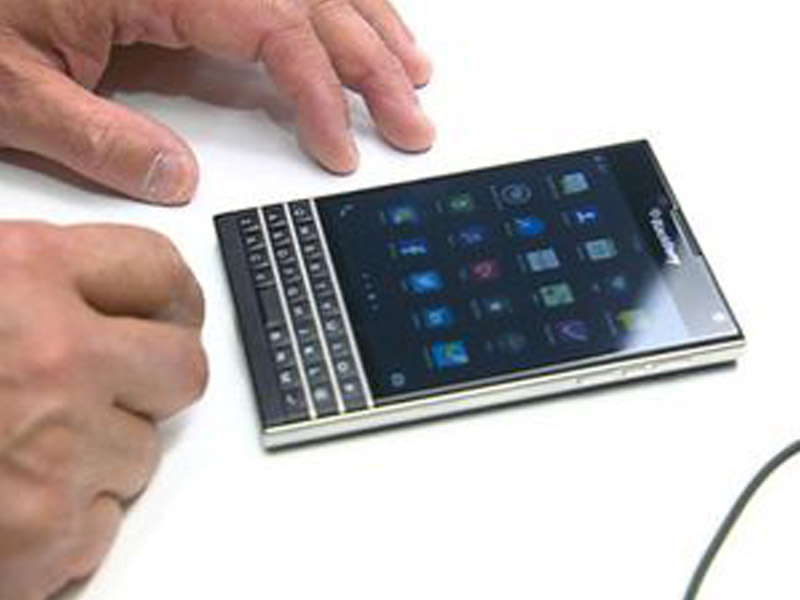 BlackBerry Passport smartfonu satılır