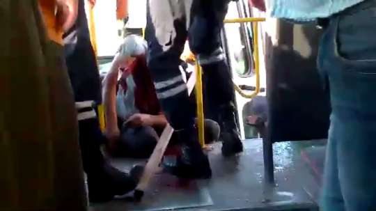 Avtobus qəzasında bədəninə dəmir girdi-Video