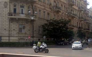 Bakıda sürücü yol polisini “Prado” ilə sürüdü