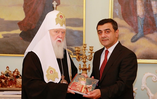 Elmar Məmmədov patriarxa Quran bağışladı