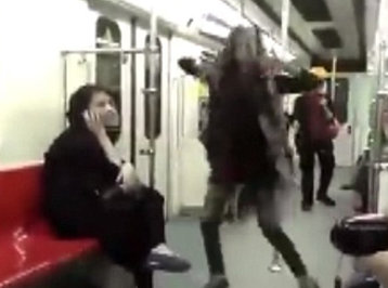 Hicablı qız metroda hər kəsi təəccübləndirdi-Video