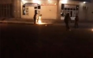 Bərdədə polisi belə yandırdılar-Video