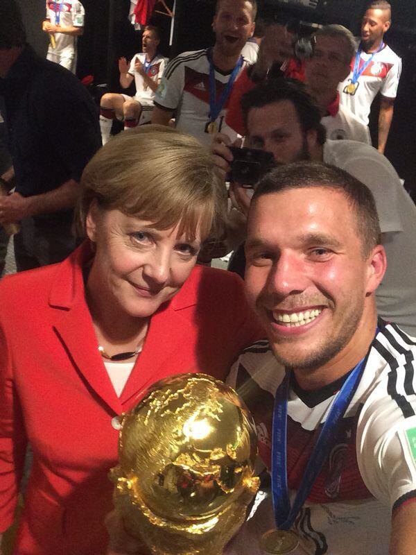 Futbolçu Merkellə “selfie”sini hərraca çıxardı