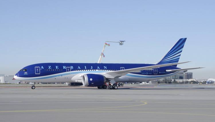 İlham Əliyev “Boeing-787-8” təyyarəsinə baxış keçirib