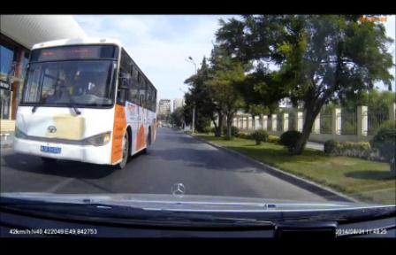 Avtobusun təhlükəli manevri-Video