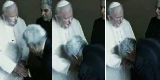 Papanın əlini öpən fətullahçı qovuldu