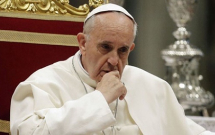Roma Papasından şok hərəkət: Qadının əlindən vurdu – VİDEO