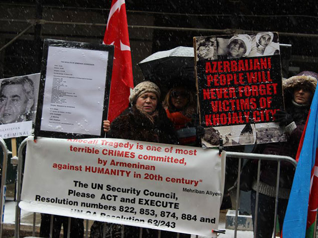 Azərbaycanlılar BMT-nin mənzil qərargahı qarşısında aksiya keçirib-Foto