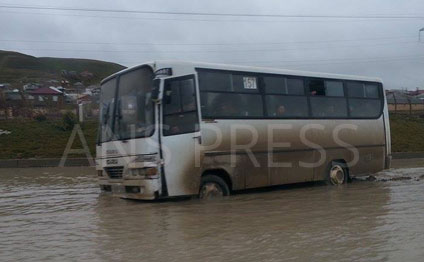 Avtobuslar yağış sularına qərq oldu-Bakıda-Fotolar