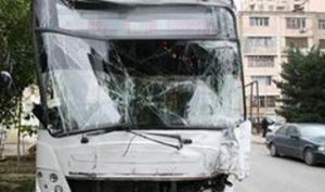 Sərnişin avtobusu ilə avtomobil toqquşdu-Bakıda
