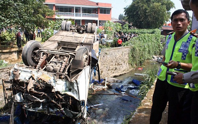 Avtobusun aşması nəticəsində 16 nəfər öldü