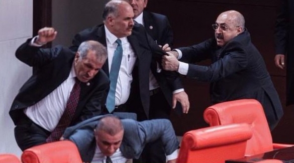 Türkiyə Parlamentində qanlı dava – Gülən müzakirəsi