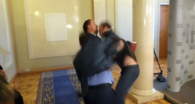 Parlamentdə böyük dava – deputatlar bir-birlərini döydülər – Video