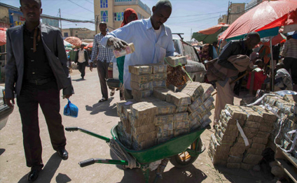 Somalidə pulları araba ilə daşıyırlar-Foto
