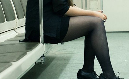 Metroda yuxulayan qadına qarşı inanılmaz hərəkət-Video