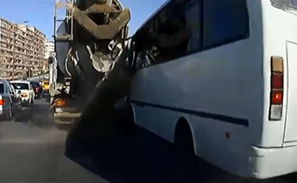 Bakıda avtobus betonqarışdıran maşına çırpıldı-Video