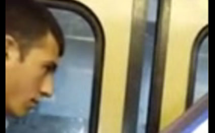Metroda qatarın qapısı bağlanmadı-Video