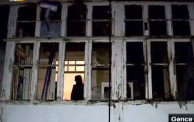 49 yaşlı qadın evinə neft töküb yandırdı- Video