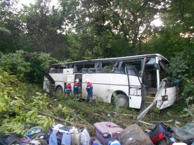 Turistləri daşıyan avtobus ağaca çırpıldı