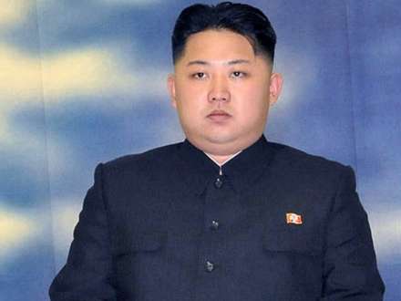 Şimali Koreya lideri 3 yaşında maşın sürürmüş-Foto