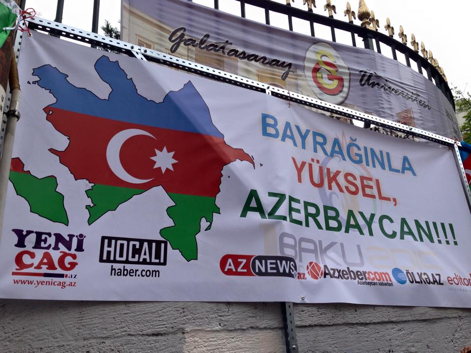 İstanbulun mərkəzində minlərlə Azərbaycan bayrağı dalğalandırıldı