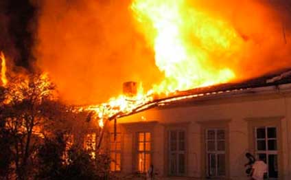 8 otaqlı ev yandı