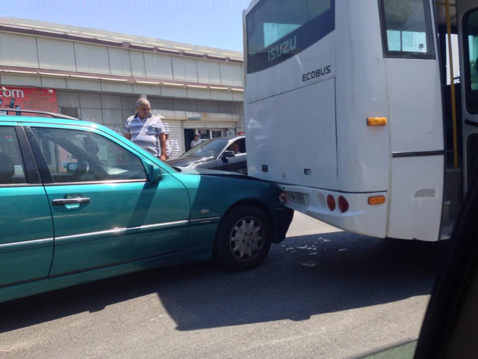 Avtobusla “Opel” toqquşdu – Xırdalan yolu bağlandı – Foto