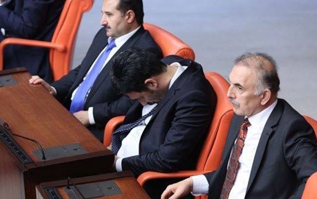 Deputat parlamentdə yatdı
