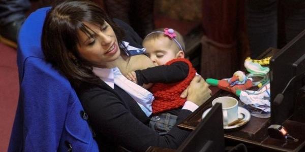 Deputat parlamentdə uşaq əmizdirdi – FOTO