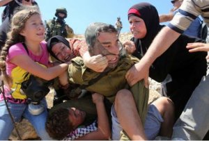 İsrail əsgərinin 11 yaşlı fələstinliyə qarşı amansız hücumu-Video