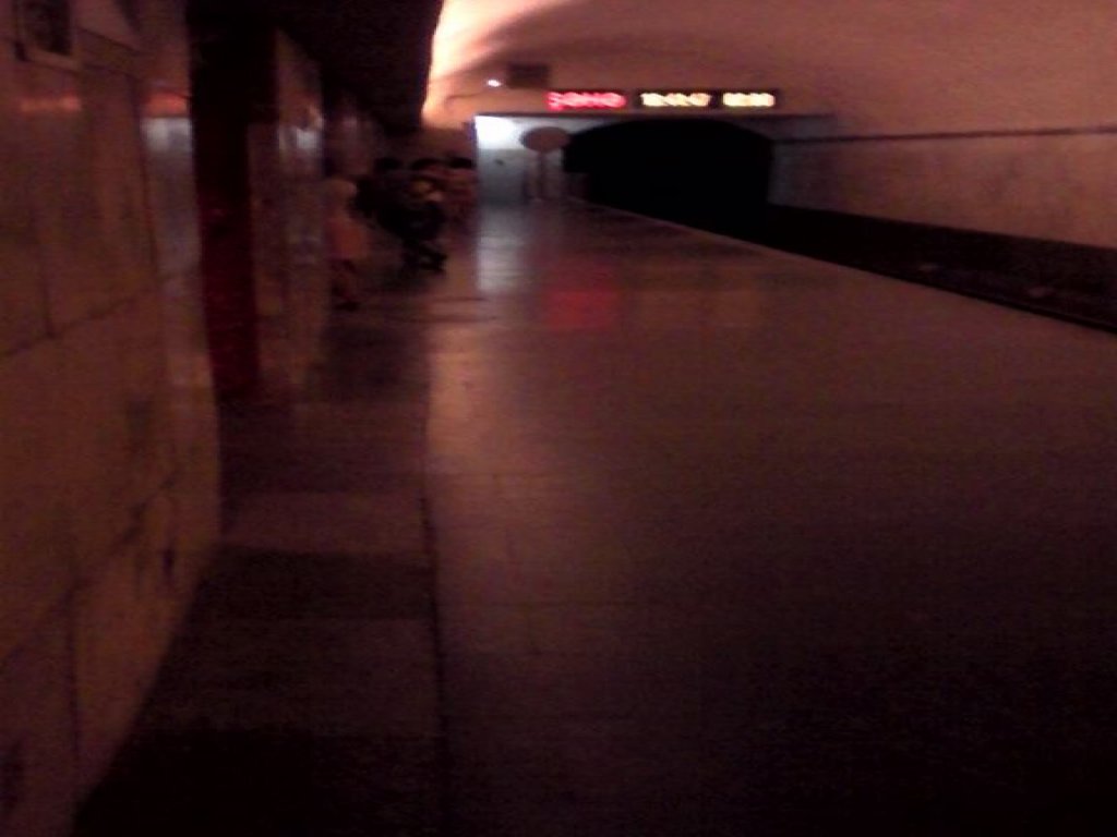 Bakı metrosunda qız ilə oğlan öpüşdü deyə oturacaqlar ləğv edildi