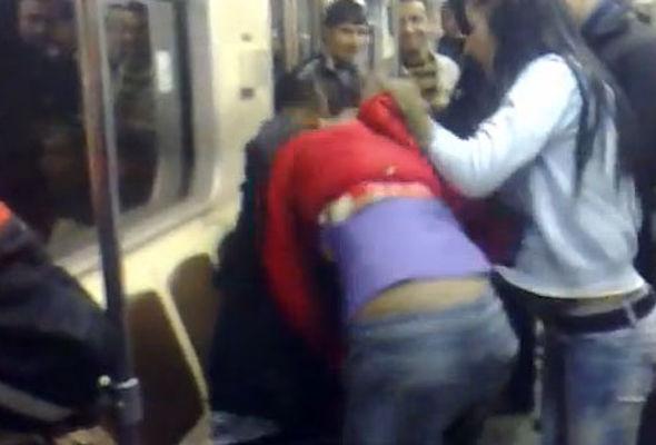 Bakı metrosunda qızlardan biabırçı hərəkət-Video