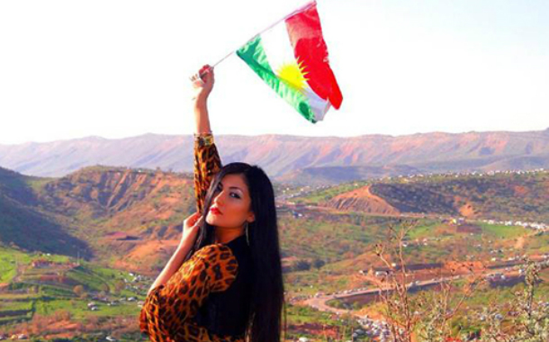 PKK-çı qadından çılpaq etiraz aksiyası — FOTO 18+