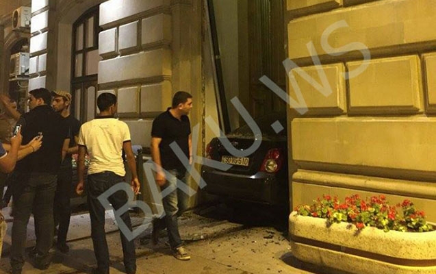Bakıda maşın SOCAR-ın binasına girdi – Foto