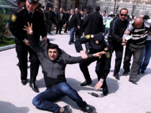 Zığ sakinləri Nazirlər Kabinetinin binası qarşısında yolu kəsdi-Foto