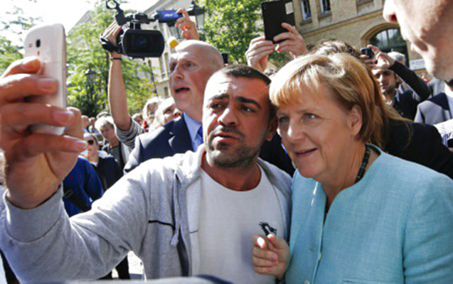 Merkel suriyalı qaçqınlarla “selfie” çəkdirdi-Video,Foto