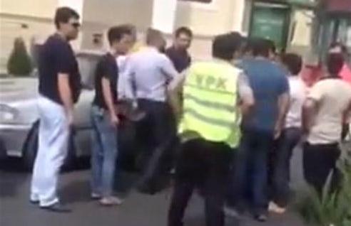 Polis sürücünü al qana boyadı – Bakıda-Video