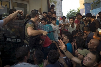 Yunan polisindən qaçqınlara qarşı vəhşilik