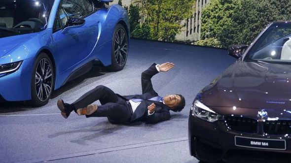 BMW-nin rəhbəri açılışında huşunu itirdi – Fotolar