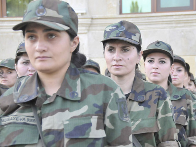 Azərbaycanda qızlar da orduya yazıldılar