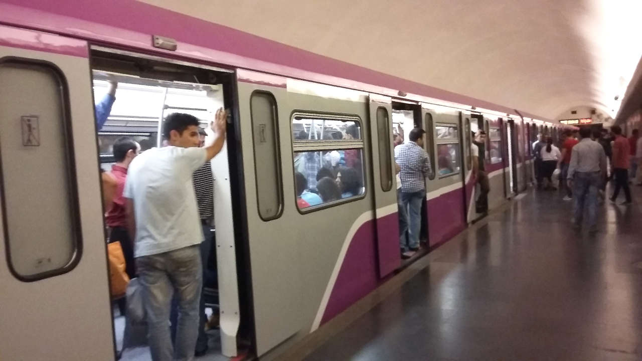 Kişi relsin üzərinə düşdü – Metroda hadisə