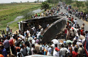 Hindistanda avtobusla yük maşını toqquşub: 13 ölü, 30 yaralı