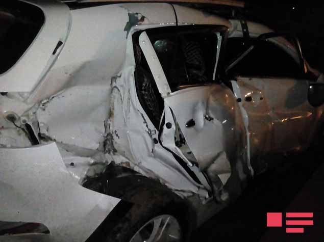 Yük qatarı minik avtomobilini vurdu, 4 nəfər xəsarət alıb-FOTO